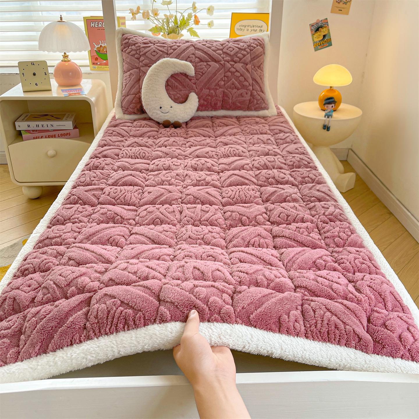 

Зимний утолщенный наматрасник из тафты и бархата - Мягкое молочное бархатное постельное белье для общежития, односпальный или двуспальный Single Mattress 0.9*2.0m