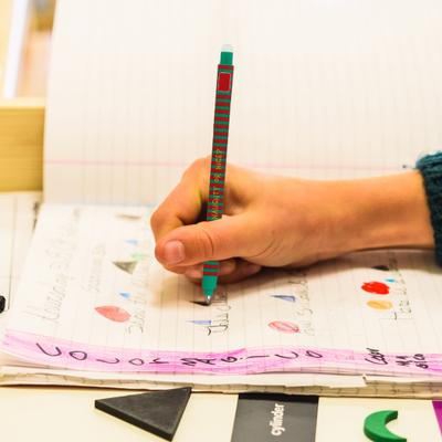 2 ks Vánoční smazatelné gelové pera Zasouvací kreslená pera Jemný hrot Roztomilá sváteční psací pera do školy kanceláře Děti Studenti Vánoční párty dárky