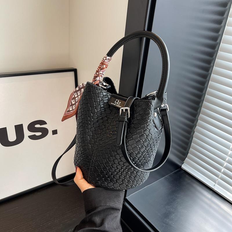 2026 New Commuter Retro Bag for Women, Fashiable Versatile Handbag, Single Shoulder Woven Bucket Bag, Niche Style