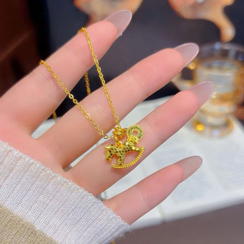 Изысканное женское роскошное блестящее ожерелье: Монетка-лошадка из колотого льда на ключицу