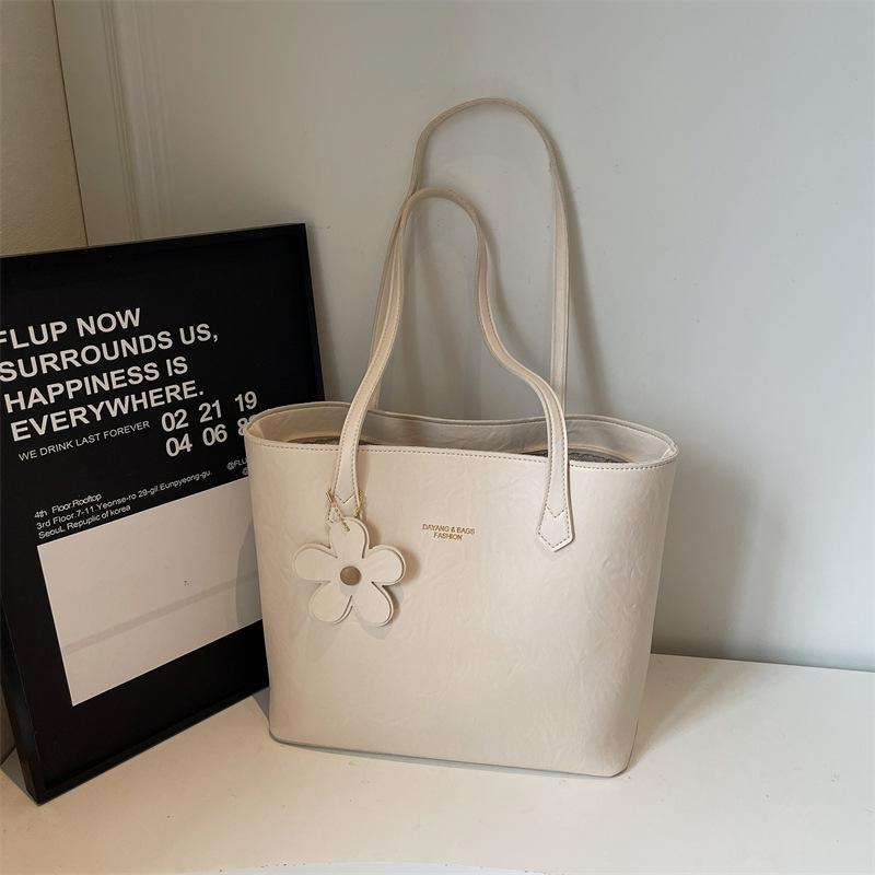 

2025 autumn fashion retro style oil wax pitot bag women s commuting high value large capacity shoulder armpit bag білий