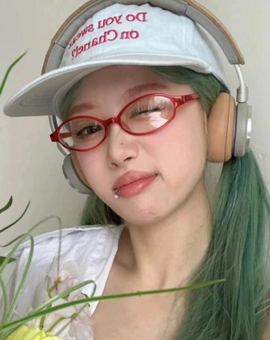 

Японский двухмерный элемент коричневого цвета Оправа очков для женщин с близорукостью может быть сопоставлена со степенью без макияжа Артефакт Учитель Горячая девушка Овальная оправа