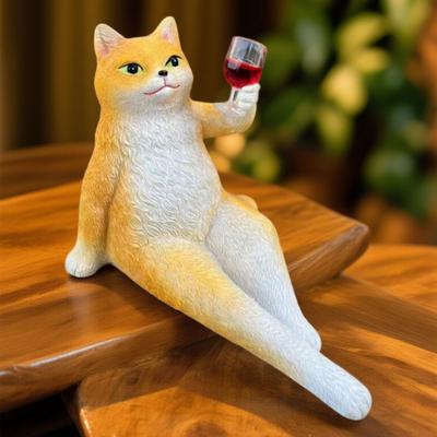 Gatto che beve vino Statuetta Resina Che tiene Bicchiere di Vino Gatto Seduto Statua Resina
