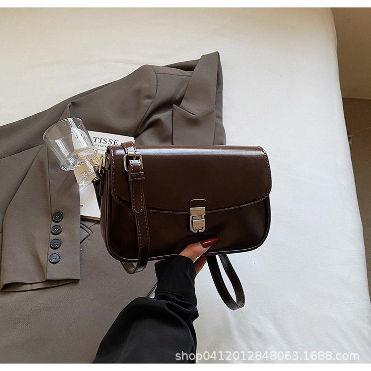 

Модная маленькая квадратная сумка 2025 весна новая простая зарубежная повседневная персонализированная сумка на плечо корейская версия трендовая сумка-мессенджер темно-коричневого