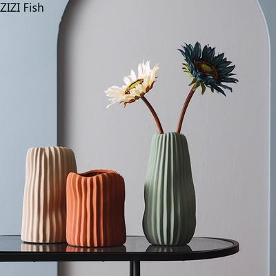 Bunte Keramikvase in unregelmäßiger Form Tischdekoration Blumenarrangement Moderner Stil Blumenvase Raum Ästhetische Dekoration
