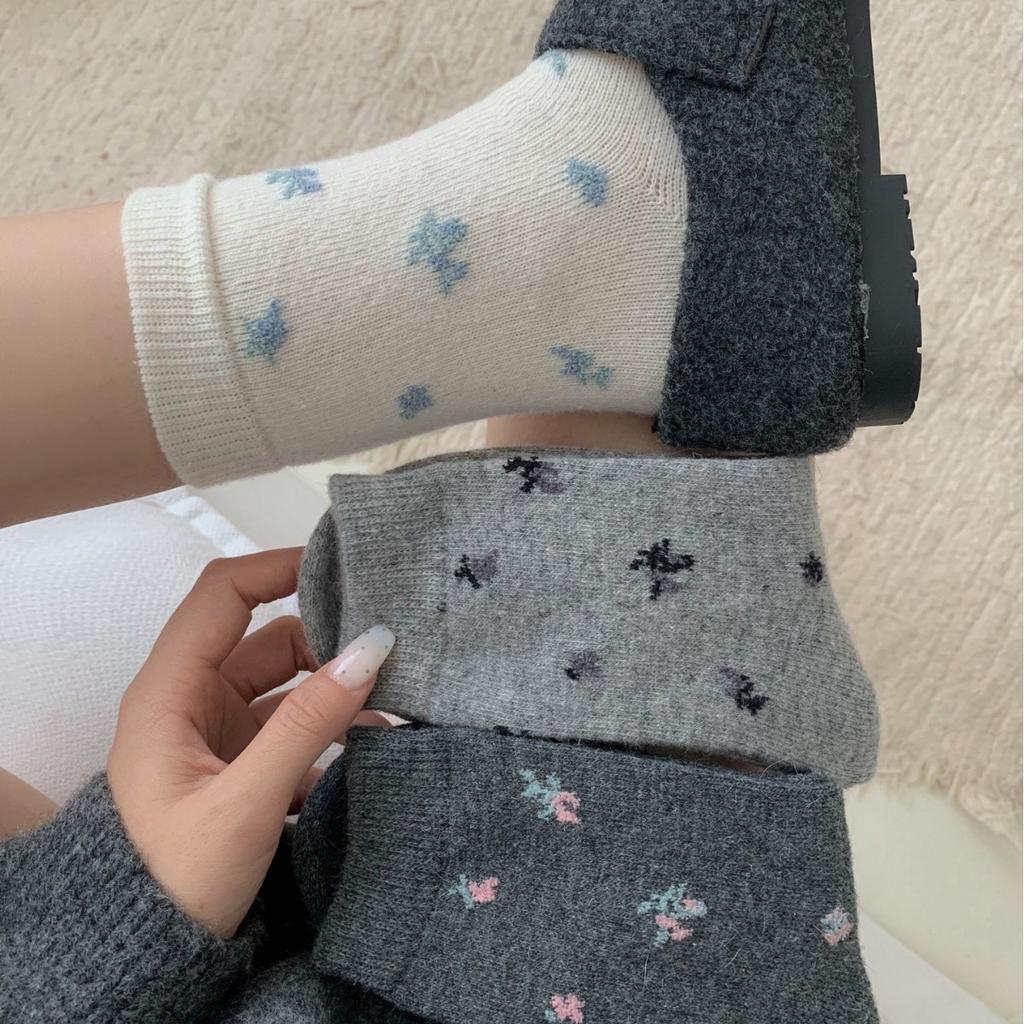 Retro Small Floral Wool Socks Heat Storage And Warmth Boneless Wool Stacking Socks Medium Tube Korean College Style
