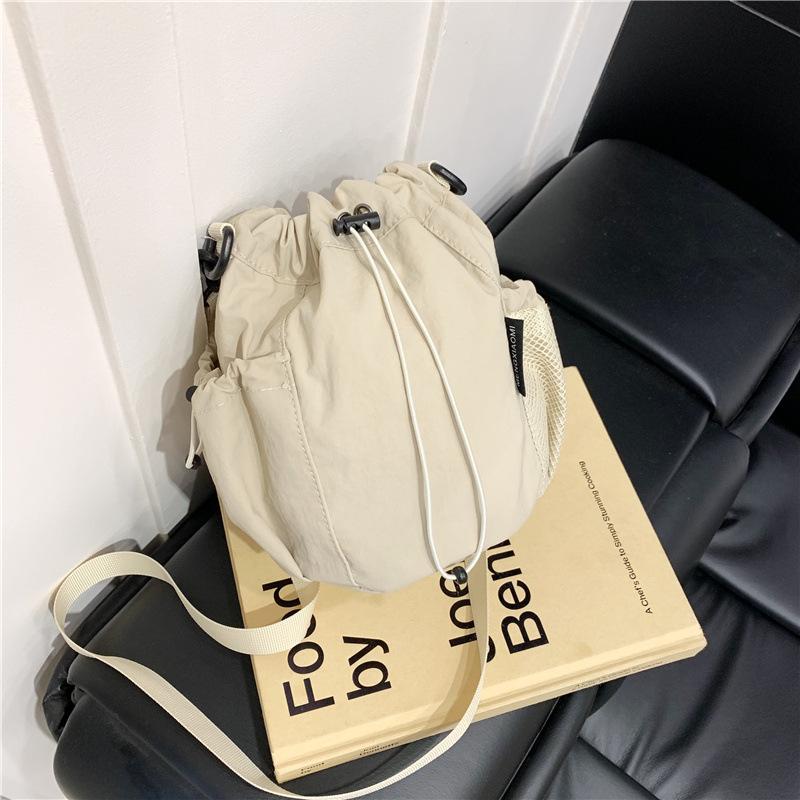 Niche design sense drawstring bucket bag outdoor sports leisure fashion versatile bag messenger bag women