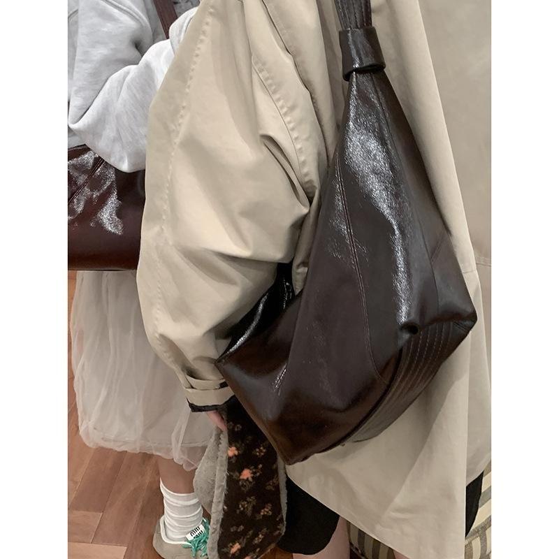 Prosta torba crossbody na jedno ramię o dużej pojemności pierogów pod pachami