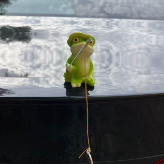 2Pcs/Set Garden Frog Figurine Mini Fishing Frog Statue Sitting Frog Holding Leaf Umbrella Pond Angler Frog Sculpture for Yard Landscape Indoor Outdoor