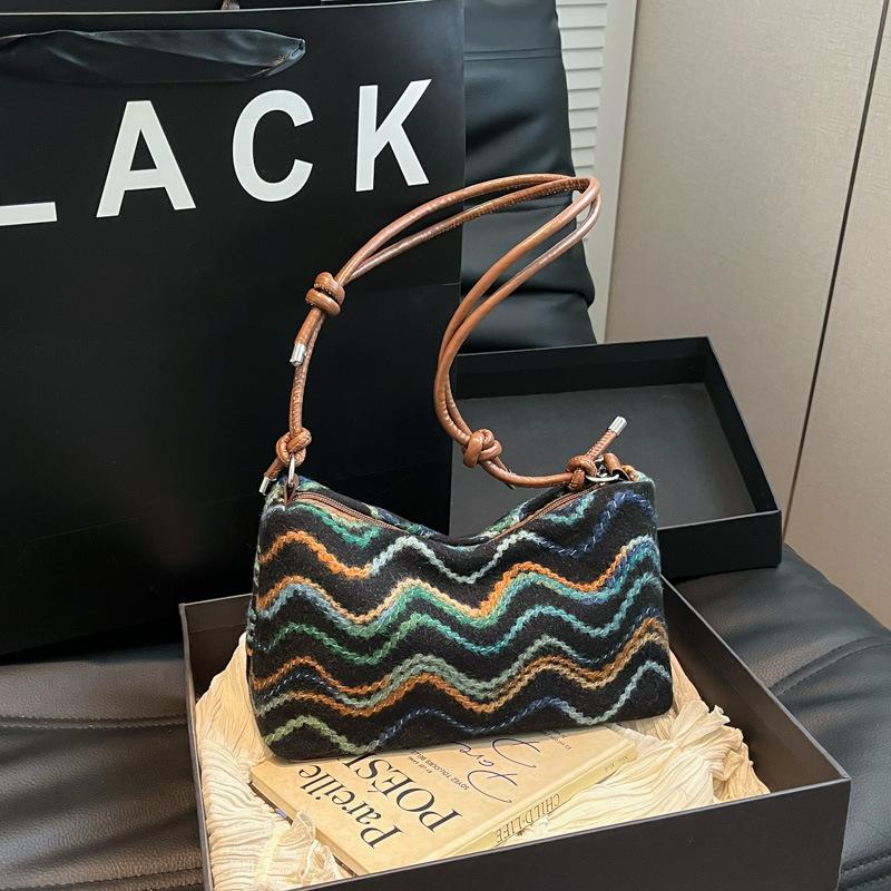 

Casual simple messenger bag 2025 summer new commuter fashion trend niche design women s shoulder armpit bag чёрный