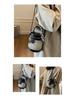 Minimalistická crossbody taška s barevnými bloky: Dámská válcová kabelka na podzim/zimu 2025 - Pokročilá, módní, všestranná