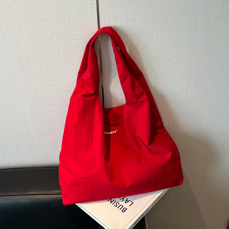 Korean version of fashion tote bag 2025 new casual large-capacity shoulder bag retro girl foreign style nylon shopping bag