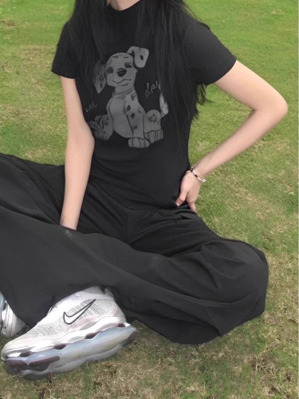 

Женская летняя черная футболка приталенного кроя с принтом щенка, в милом, крутом, пикантном стиле - с коротким рукавом, прямым плечом, хлопковый топ 4XL чёрный