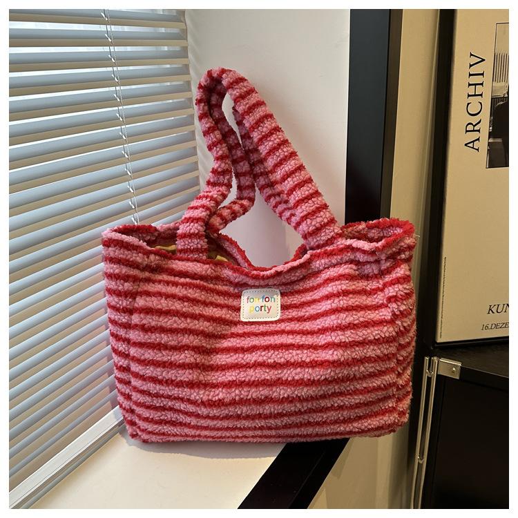 

ins нишевая текстура плюшевая сумка 2024 весна новая большая вместительная сумка-тоут иностранный газ пух сумка через плечо розовый