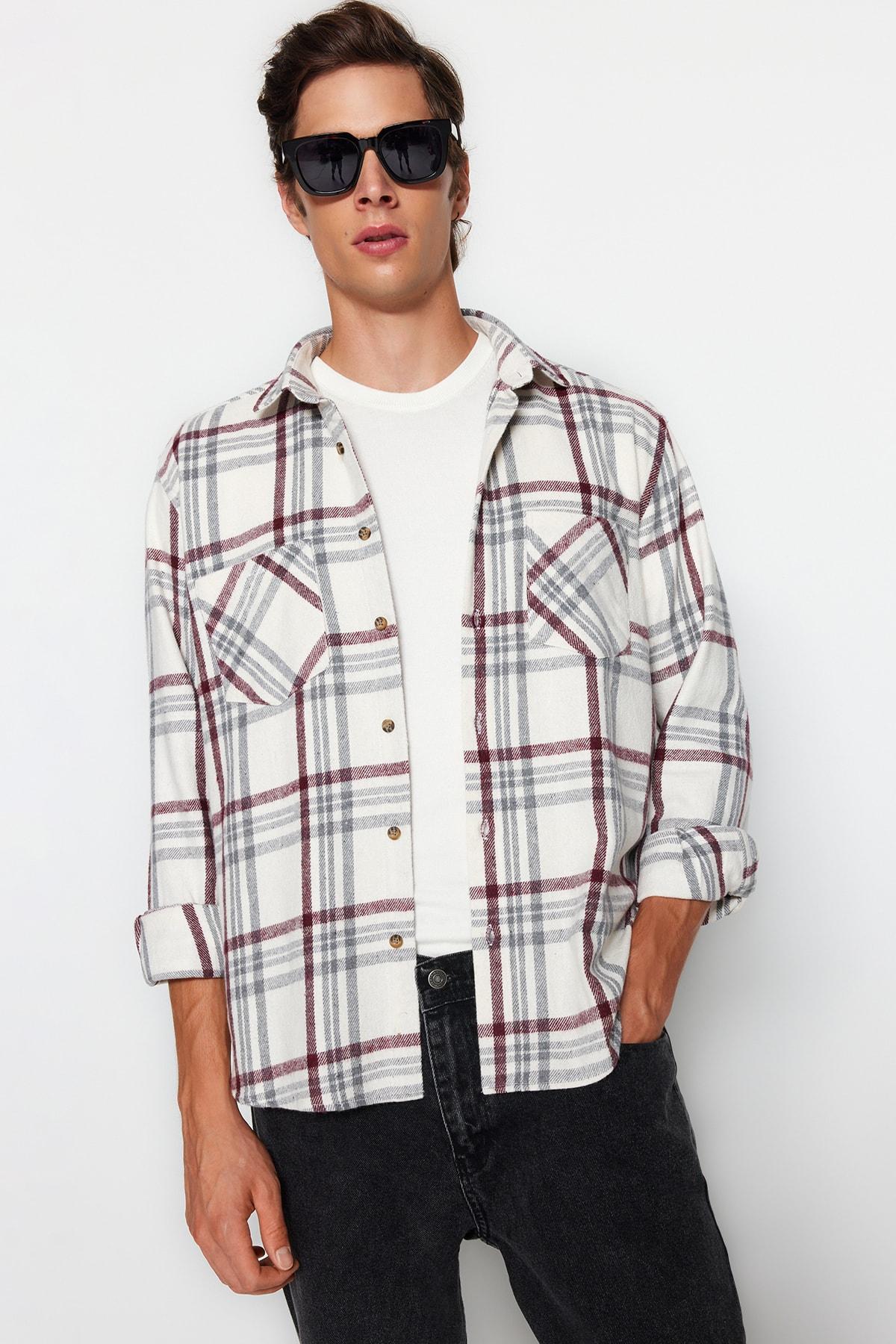 

Бордово-красная мужская рубашка обычного кроя в клетку Lumberjack с двумя карманами...