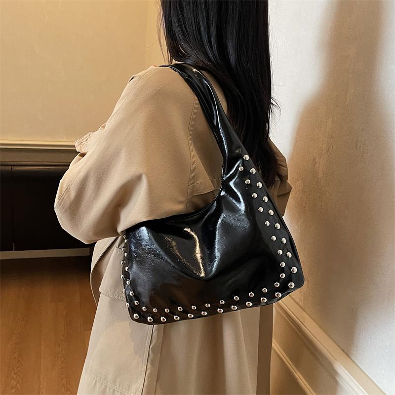 Sac Hobo en Cuir pour Femme Sac à Bandoulière Riveté avec Détail Nœud