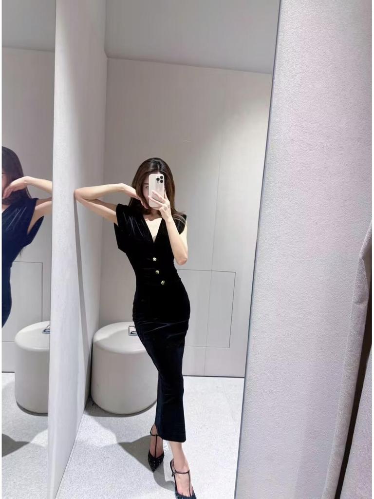 European & American Style Sleeveless Velvet Slimming Long Dress with Pleated Waist and Button Accents