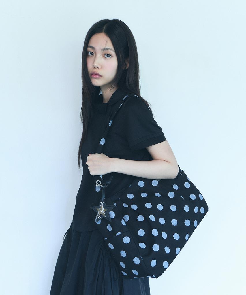 Oart Dot Pleats Shoulder Bag [Black]
