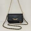 Elegante Bolso Pequeño de Hombro de PU con Alas de Metal y Cierre Magnético para Estilo Callejero