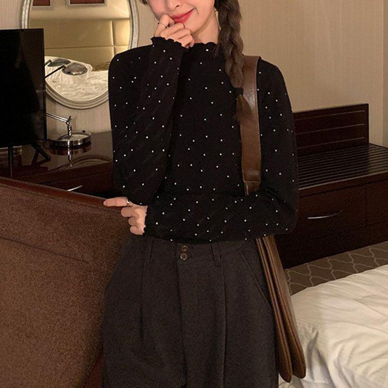 Dámské tričko s dlouhým rukávem, slim fit, s vysokým límečkem a volánky s puntíky