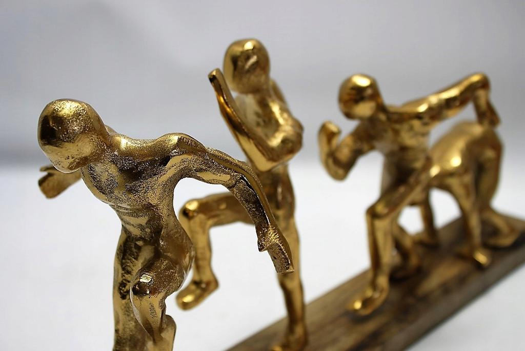 Metal Figurine Decorative Sculpture Depicting Runners
