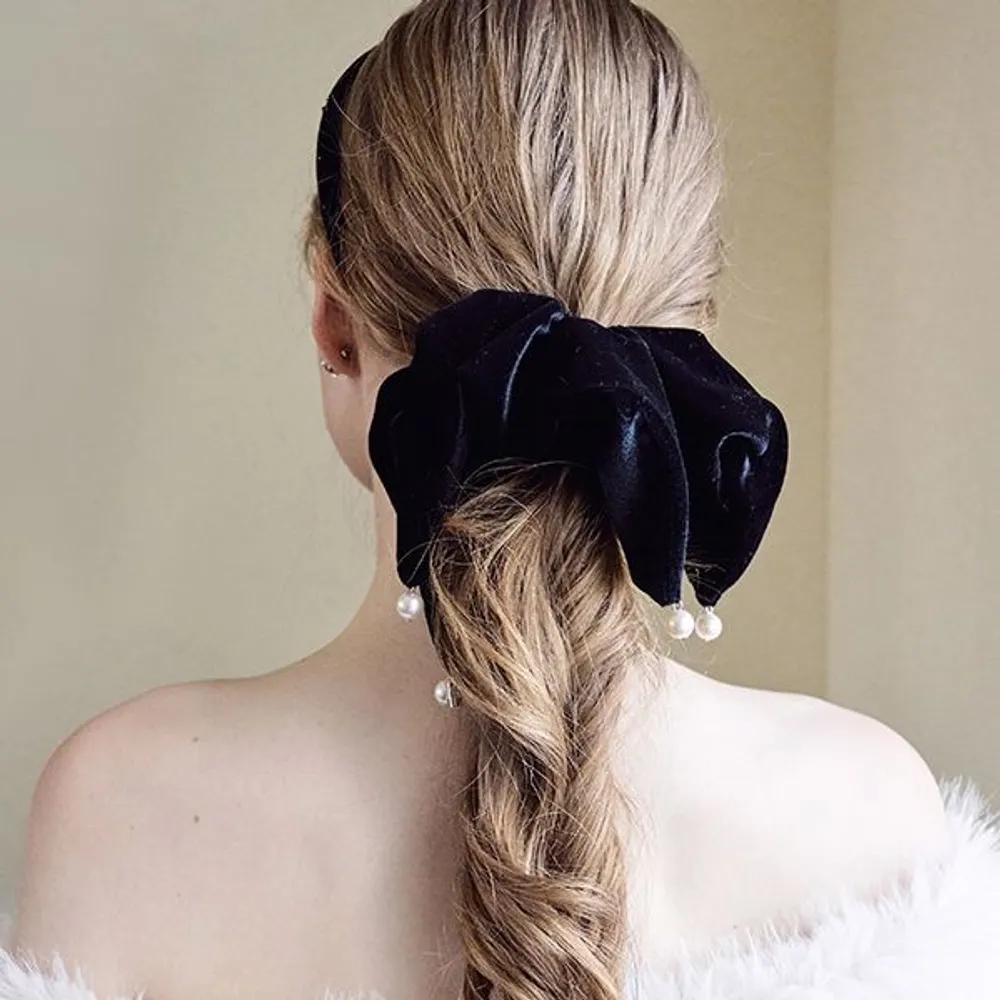 Square Pearl Velvet Scrunchie JP-25-147S black