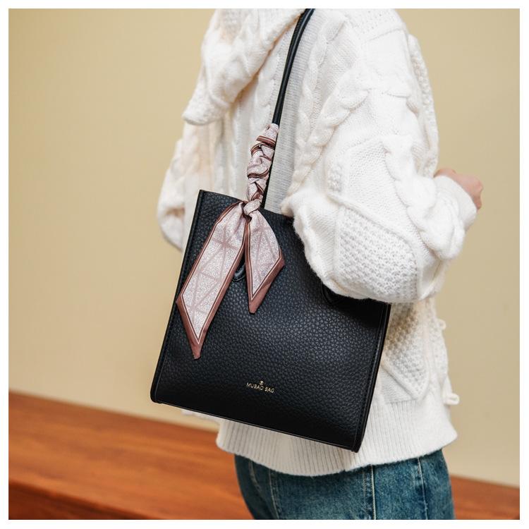 

Fashion tote bag, Fall New Arrivals, Large capacity, 24*24*10cm, Three colors to choose from