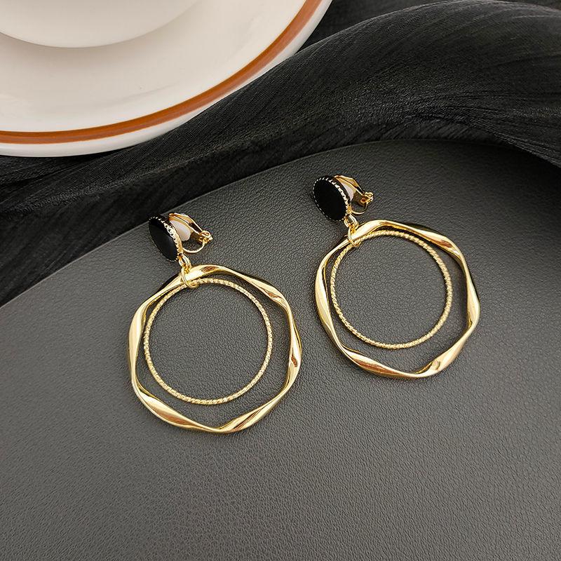 

Minimalist Ear Clips: No Piercing, Slimming Circle Earrings for Women.