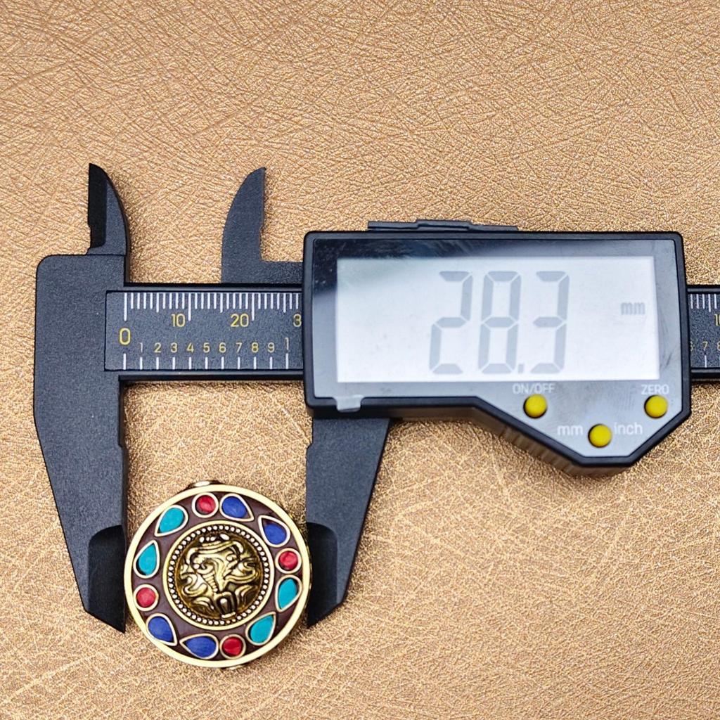 Nepalski Ręcznie Robiony Naszyjnik z Sześciosylabową Mantrą z Mosiężnymi Inkrustowanymi Koralikami