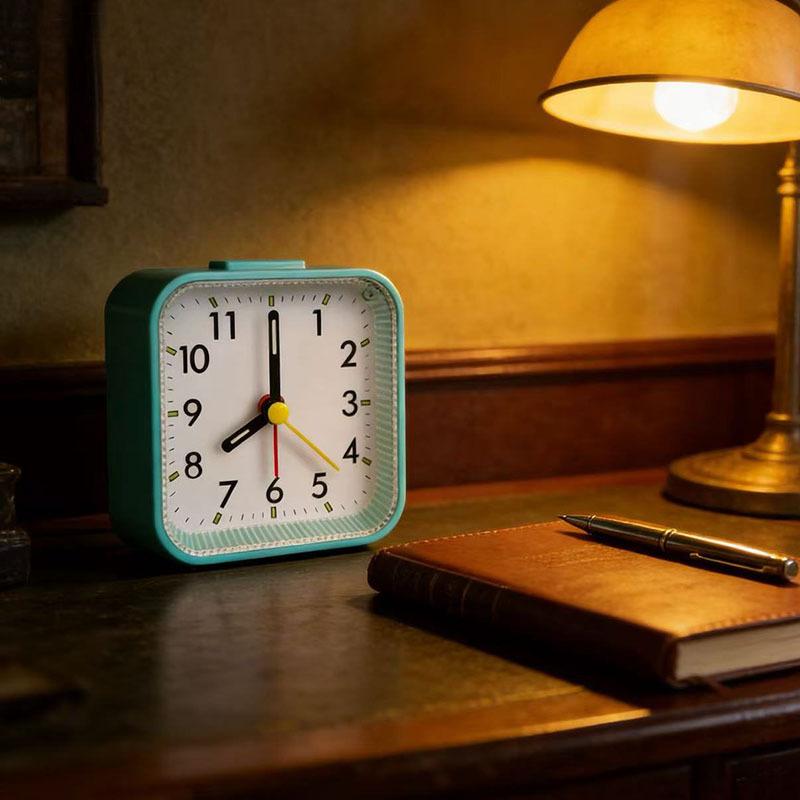 Despertadores Analógicos Silenciosos Pequeño Reloj Analógico de Cuarzo Silencioso Sin Tictac con Luz Snooze para Personas con Sueño Profundo Oficina Dormitorio