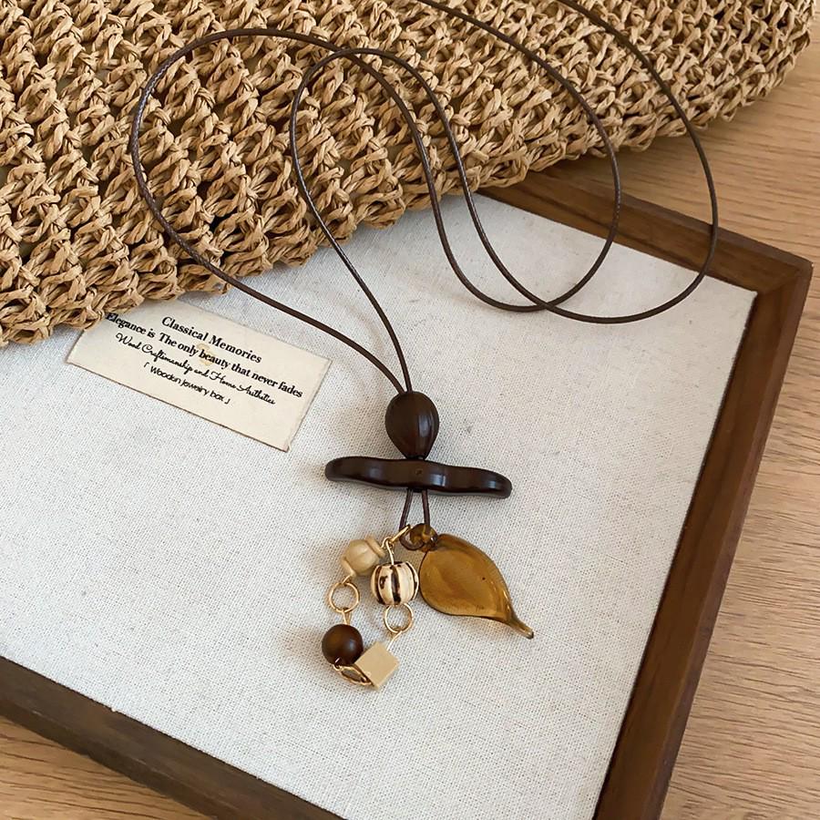 High-End Women's Retro Oval Geometric Resin Necklace