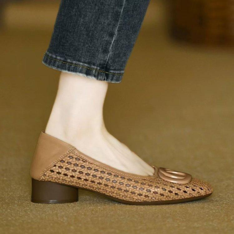 

Французские ретро туфли с перфорацией на мягкой подошве женские 2025 лето дышащие плетеный узор с открытым носком из мягкой кожи сандалии с отверстиями для мамы 40