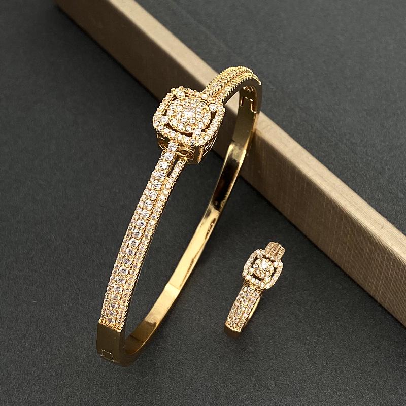 Женский statement-браслет с позолотой и инкрустацией цирконами