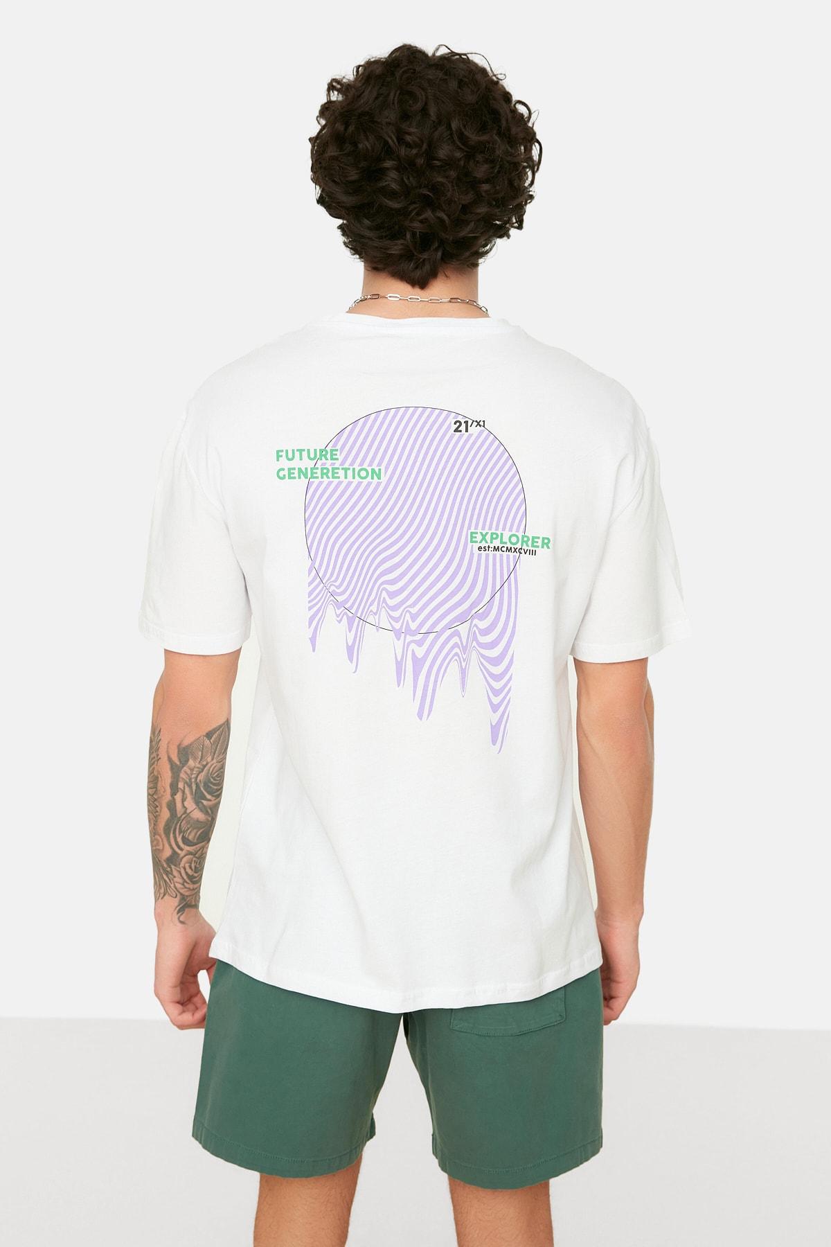 

Белая мужская футболка свободного кроя с принтом на спине TMNSS20TS0990..