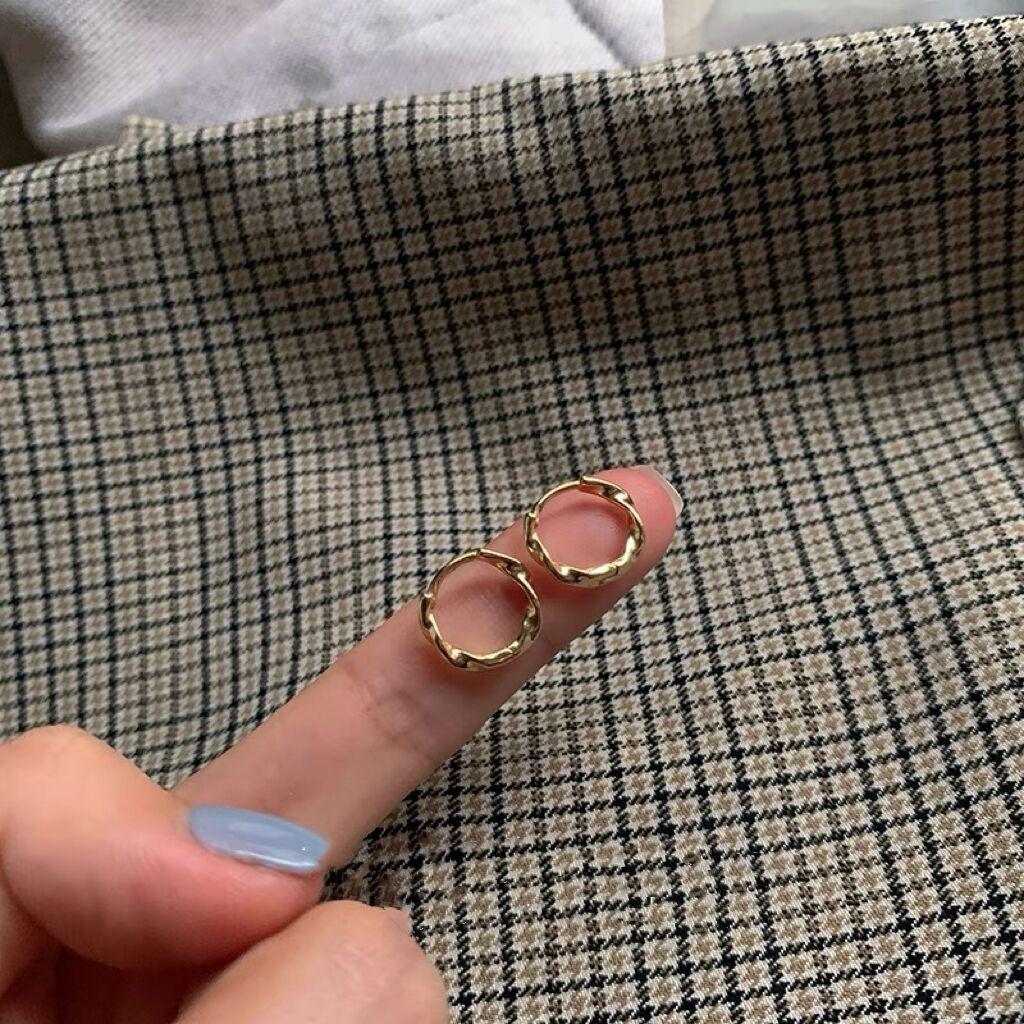 

Simple earrings in Dongdaemun, South Korea. Women s summer versatile earrings do not need to pick off ear buckles when sleeping. Niche design earrings