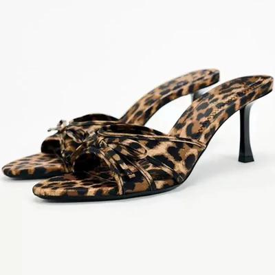 Mode Hochwertige Markendesigner Hausschuhe für Frauen Sommer 2025 Sexy Leopard Dünne Fersen Komfortable Mesh Bowknot High Heel Sandalen