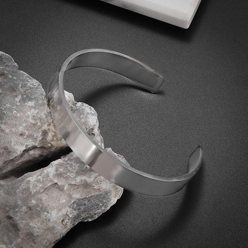 Günstiges Einfaches Armband mit verstellbarer Öffnung C-förmiges Armband Graviertes Muster Text Edelstahlarmband