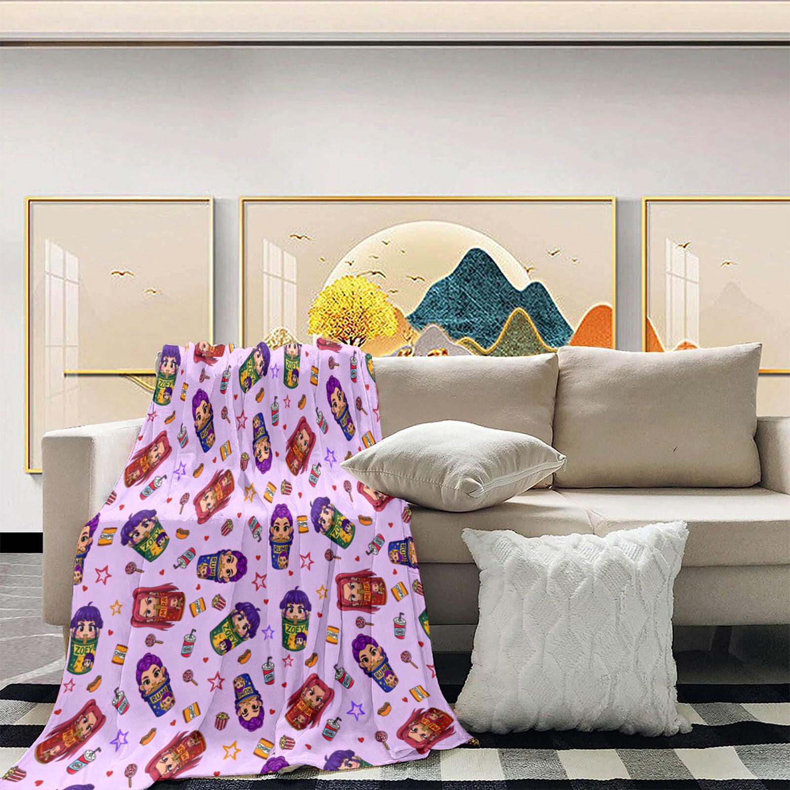 

Этот уютный плед украшен принтом «И» и «», вдохновленным девушками-ведьмачками, демонстрирующим персонажей в действии. One Size