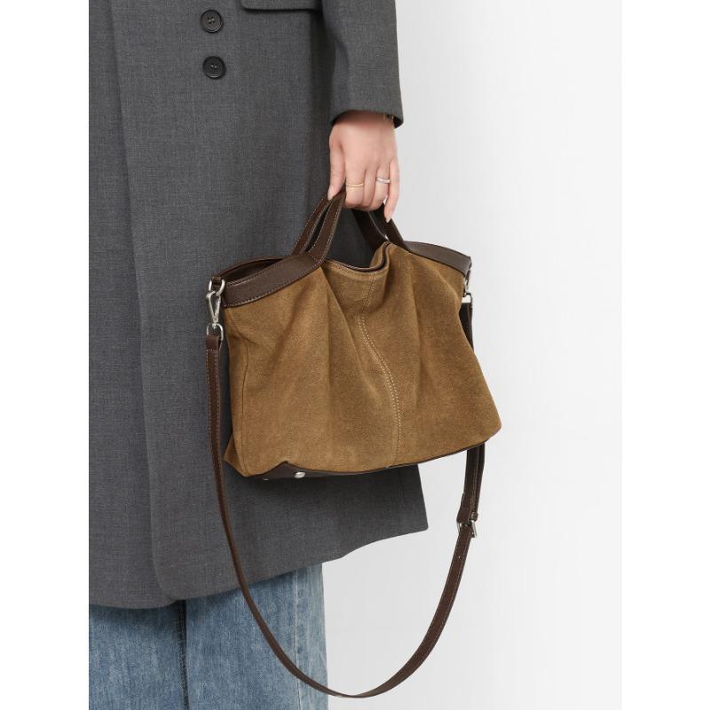 Большая вместительная сумка-тоут из натуральной кожи — это простая, универсальная и непринужденная сумка-кроссбоди для ежедневного использования. коричневый