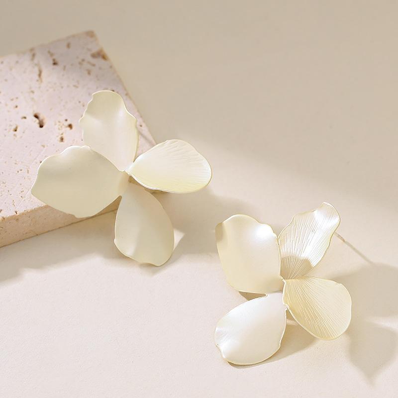 

Stylish, exquisite and simple, personalized paint, macaron flower stud earrings, high-end light luxury earrings. жовтий