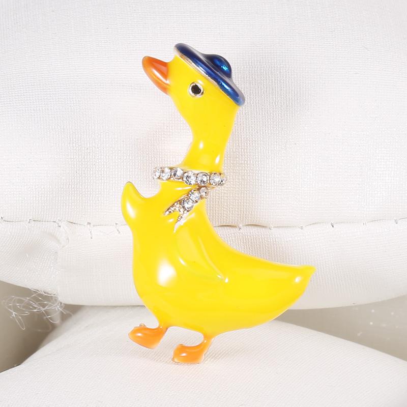 Fashion Cute Dripping Duck Brooch Alloy Yellow Animal Pin Simple Clothing Accessories Pendant Dual-use Fashion Accessories