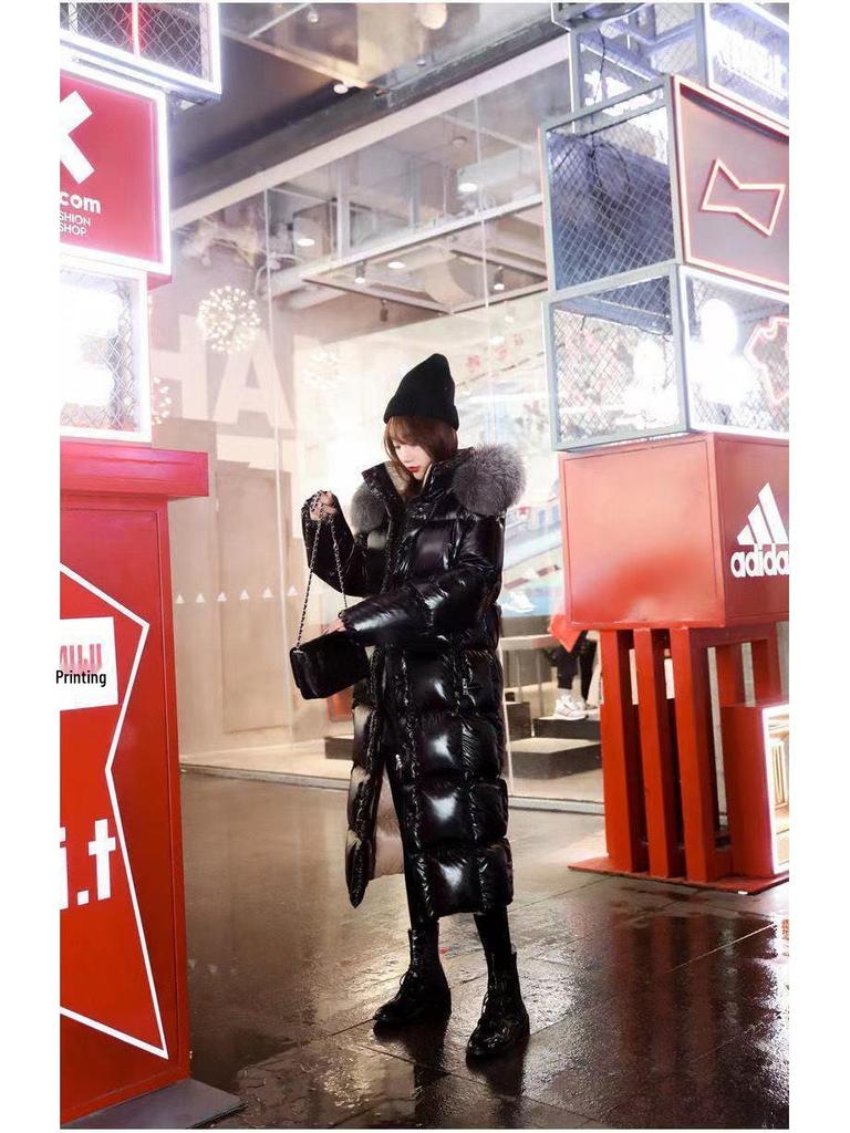 Veste en coton noir brillant longueur genou pour femme 2025 avec col en fourrure