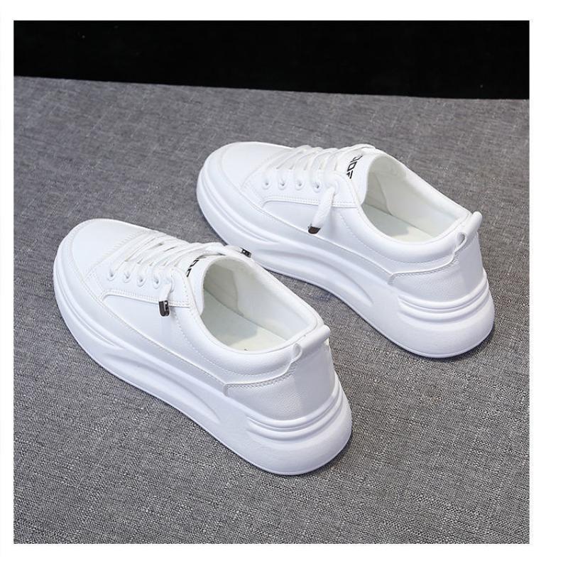 Vielseitige weiße Sportschuhe mit dicker Sohle für Damen