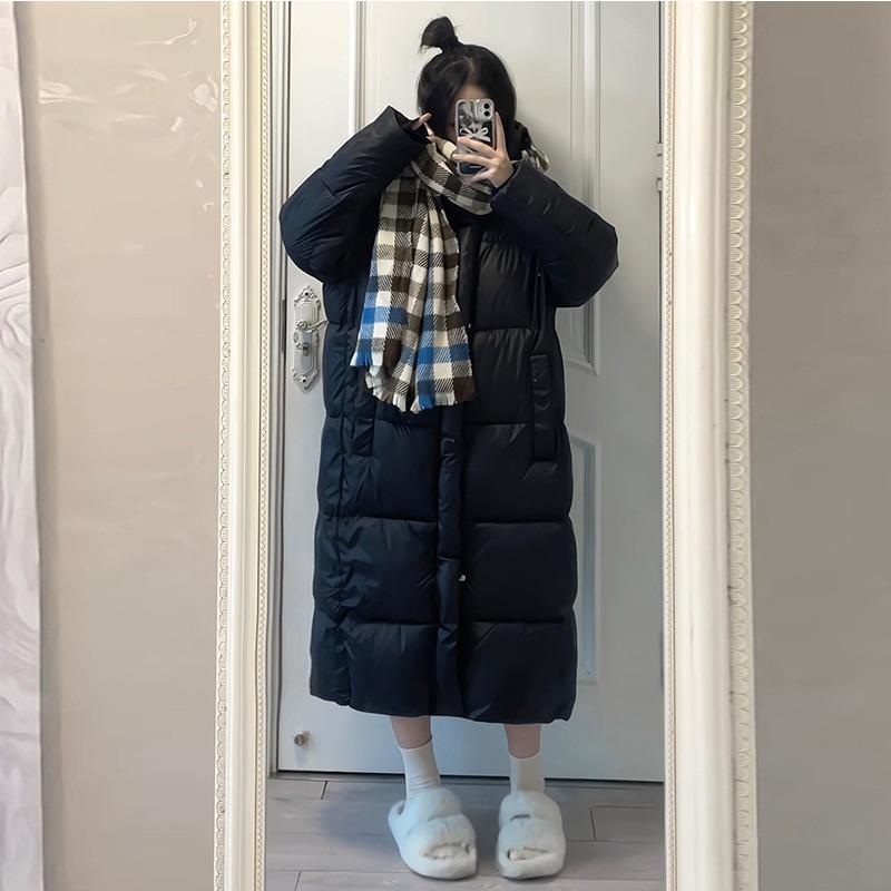 Schwarzer gesteppter Damen-Winter-Neuheit mit Kapuze, locker, über dem Knie, verdickt, warm, langer gesteppter Baumwollmantel Damen