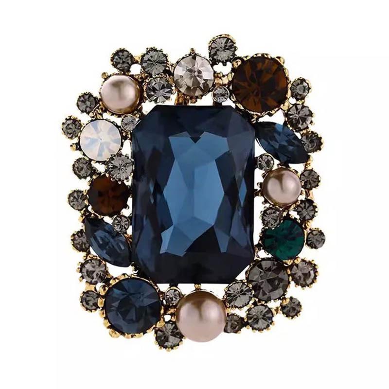 Spilla vintage con strass e perle: Elegante Spilla Accessorio per Tailleur da Donna in Stile Corte.