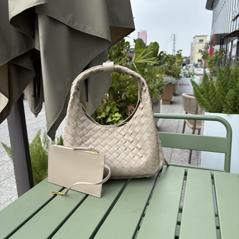 Hot-selling new high-texture cowhide hand-woven handbag large-capacity underarm bag versatile commuter women's bag
