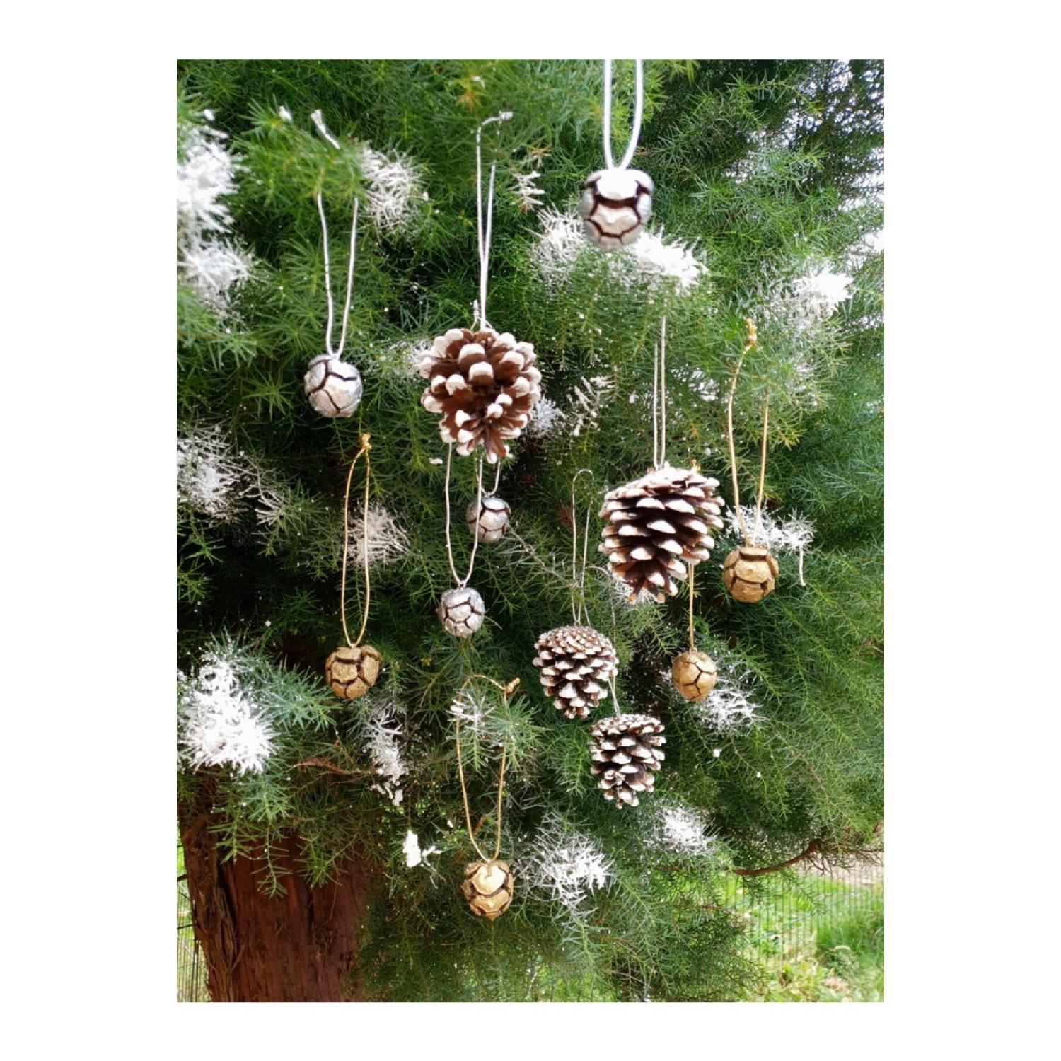 

12 рождественских елочных украшений, 4 сосновые шишки, 4 кипарисовые шишки чистый