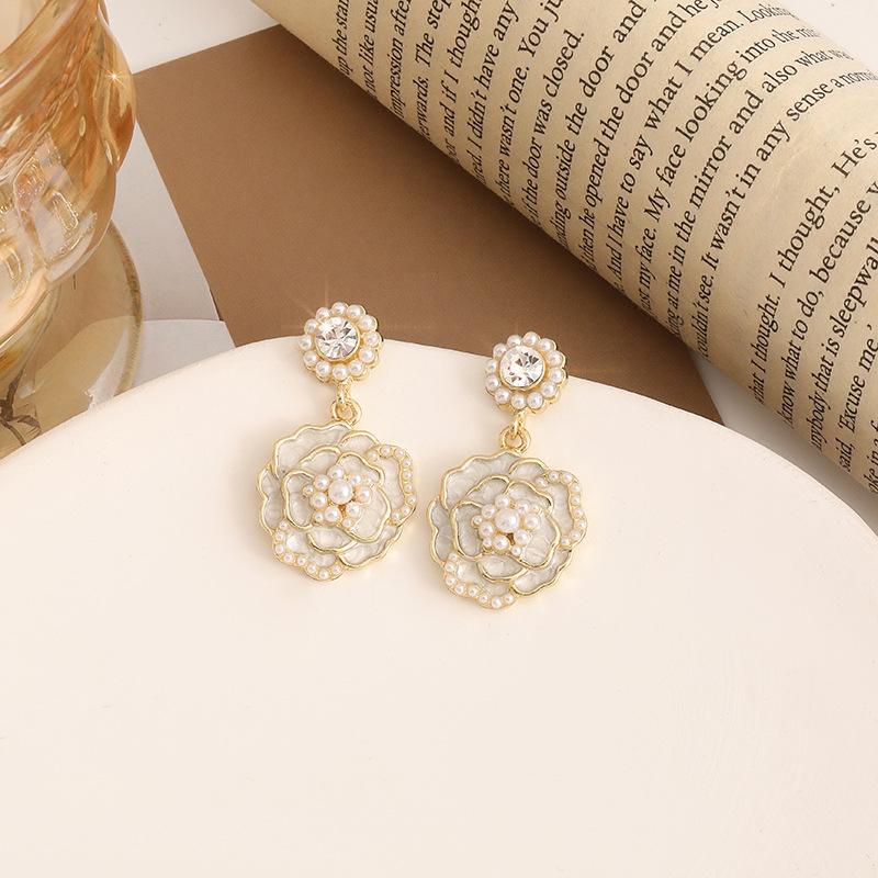 

Silver Needle Diamond Camellia Earrings French Temperament Earrings Court Vintage Elegant Flowers