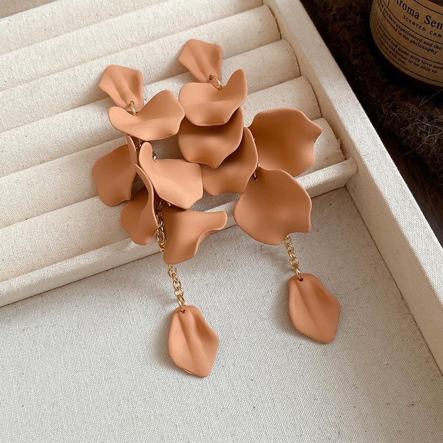 

Silver needle acrylic petal fringed earrings Mori small fresh temperament versatile stud earrings niche high-end earrings women