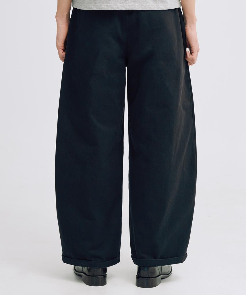 TAKEASY One-Pleat Barrel Fit Cotton Pants (Black)